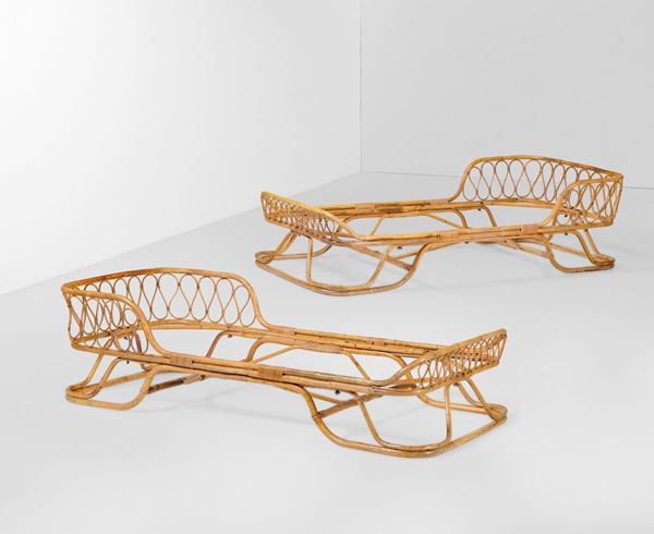 Coppia di letti con struttura in bamboo, giunco e rattan.