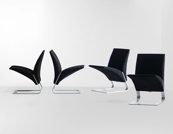 Quattro sedie con struttura e sostegni in metallo cromato e rivestimento in tessuto.