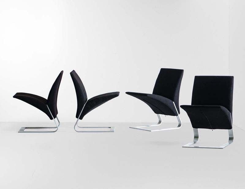 Quattro sedie con struttura e sostegni in metallo cromato e rivestimento in tessuto.  - Auction Design - Cambi Casa d'Aste