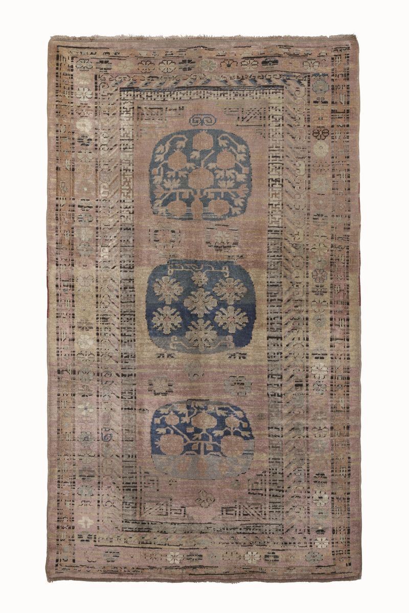 Tappeto Kothan, est Turkestan inizio XX secolo  - Auction Fine Carpets and Rugs - Cambi Casa d'Aste