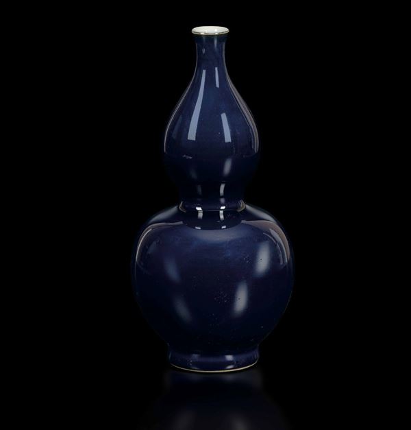 A porcelain vase, China, Qing Dynasty, 1300s