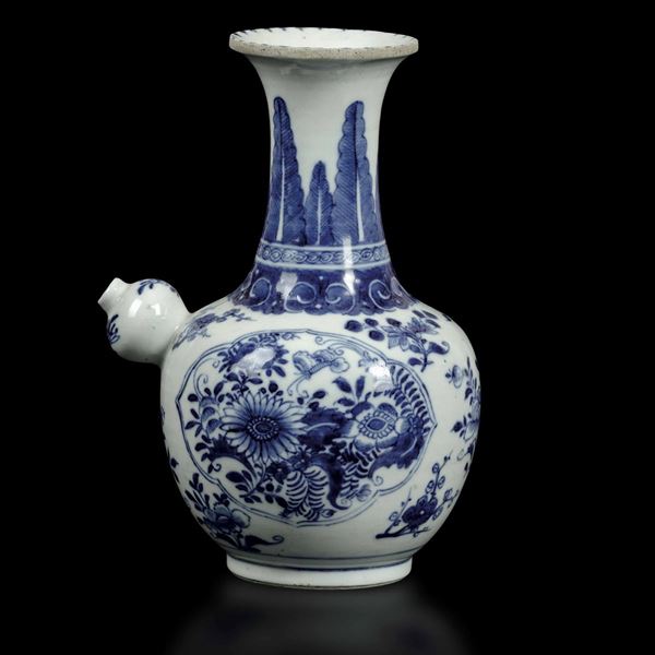 Versatoio in porcellana bianca e blu con decori floreali e soggetti naturalistici entro riserve, Cina, Dinastia Qing, epoca Qianlong (1736-1796)