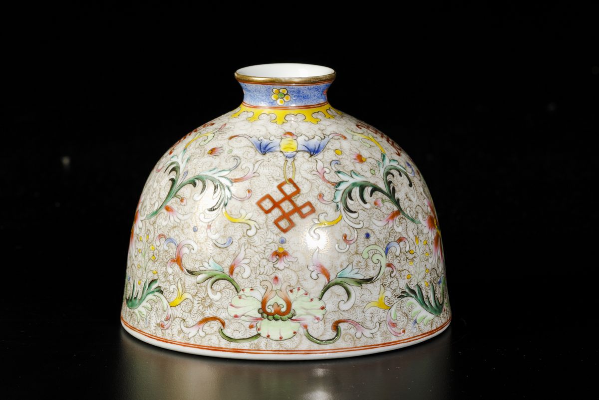 Calamaio Scolar in Porcellana a Smalti Policromi con Decoro di Fiori di Loto e Simboli Taoisti, C...