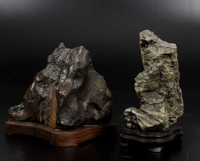 Due Gongshi in Pietra con Base in Legno, Cina, Dinastia Qing, XIX Secolo