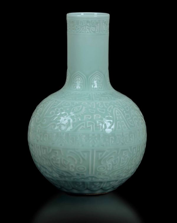 Vaso a bottiglia in porcellana Celadon con decori arcaici e a maschere Taotie, Cina, Dinastia Qing, XIX secolo