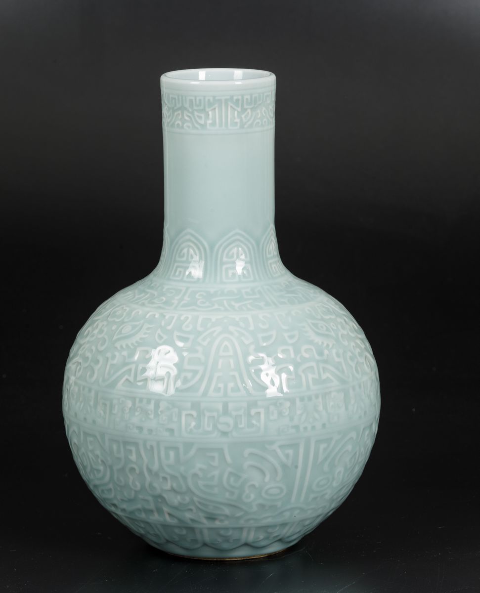 Vaso a Bottiglia in Porcellana Celadon con Decori Arcaici e a Maschere Taotie, Cina, Dinastia Qin...