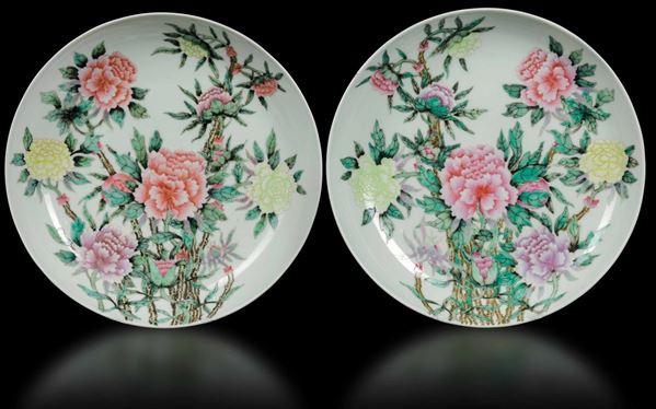 Coppia di piatti in porcellana a smalti policromi con decoro di peonie in fiore, Cina, Dinastia Qing, XIX secolo