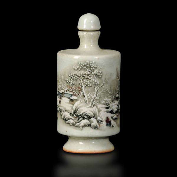 Snuff bottle in porcellana raffigurante paesaggio innevato, Cina, inizio XX secolo