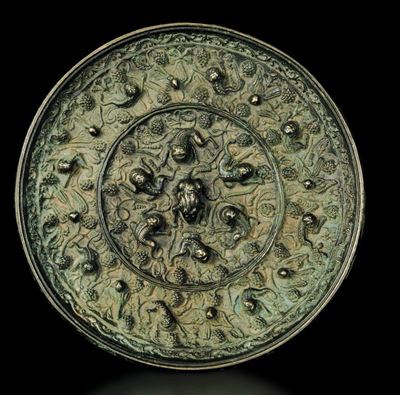 Placca da Specchio Circolare in Bronzo con Figure di Rane e Draghetti a Rilievo, Cina, Dinastia M...