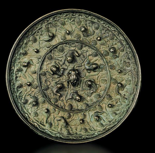 Placca da specchio circolare in bronzo con figure di rane e draghetti a rilievo, Cina, Dinastia Ming, XVI secolo
