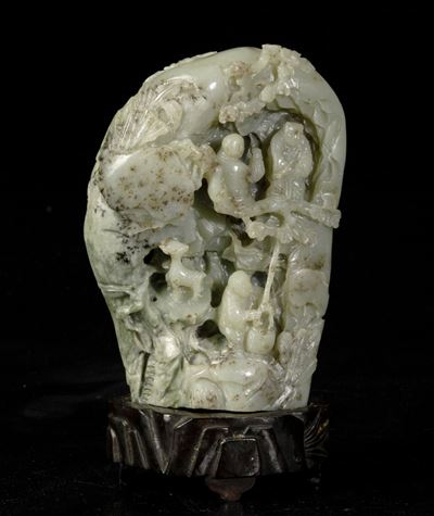 Montagnola Scolpita in Giada Celadon e Russet Raffigurante Saggio con Discepoli Entro Paesaggio e...