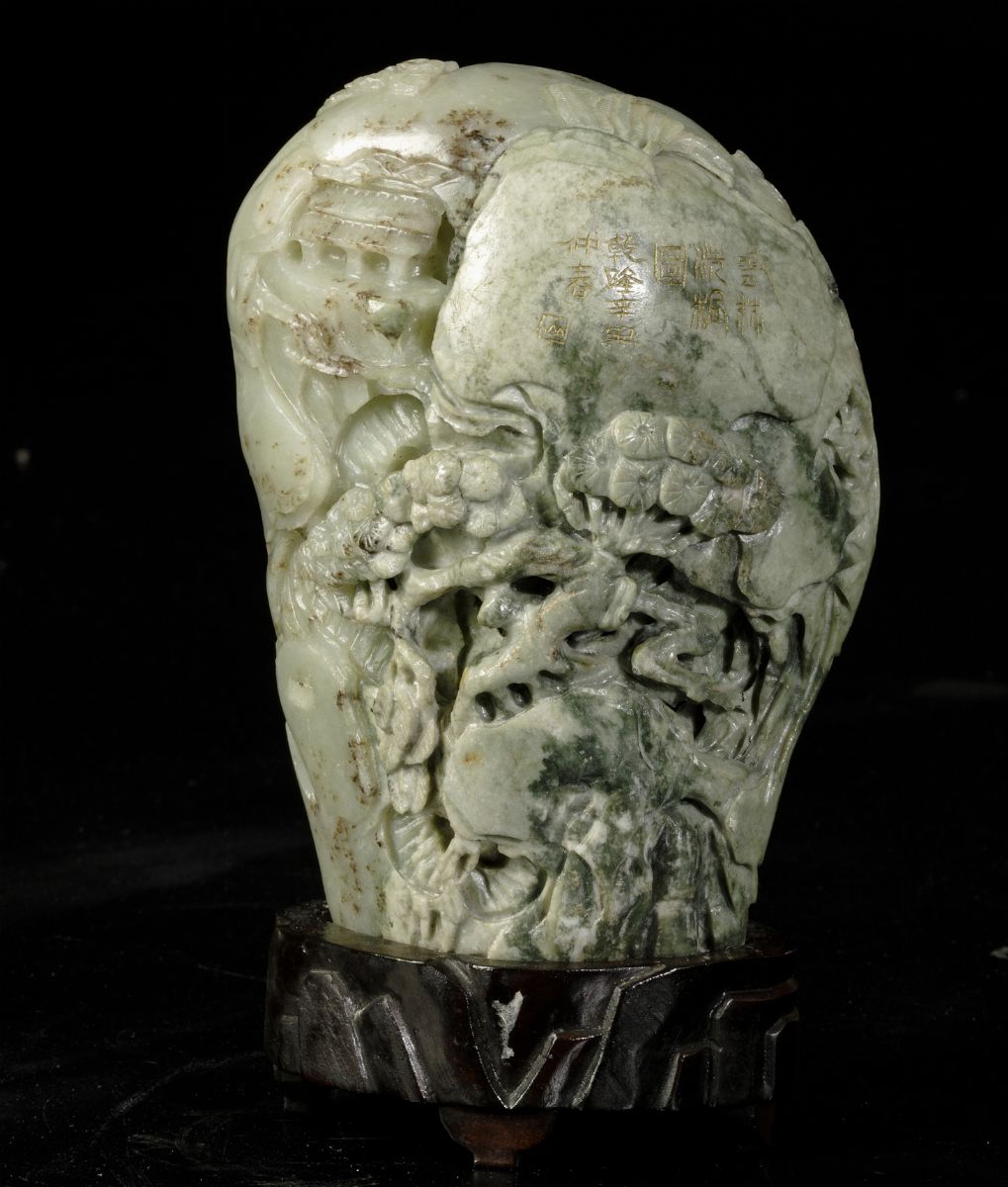 Montagnola Scolpita in Giada Celadon e Russet Raffigurante Saggio con Discepoli Entro Paesaggio e...