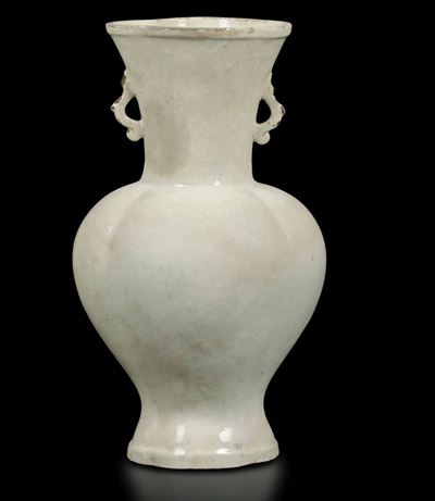 Vaso con Anse Sagomate in Terraglia Blanc De Chine Dehua, Cina, Dinastia Qing, XVIII Secolo