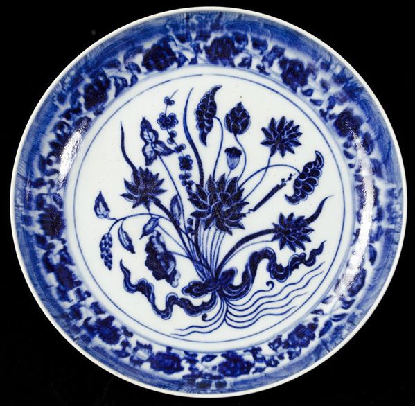 Piatto in porcellana bianca e blu con decoro floreale, Cina, XX secolo