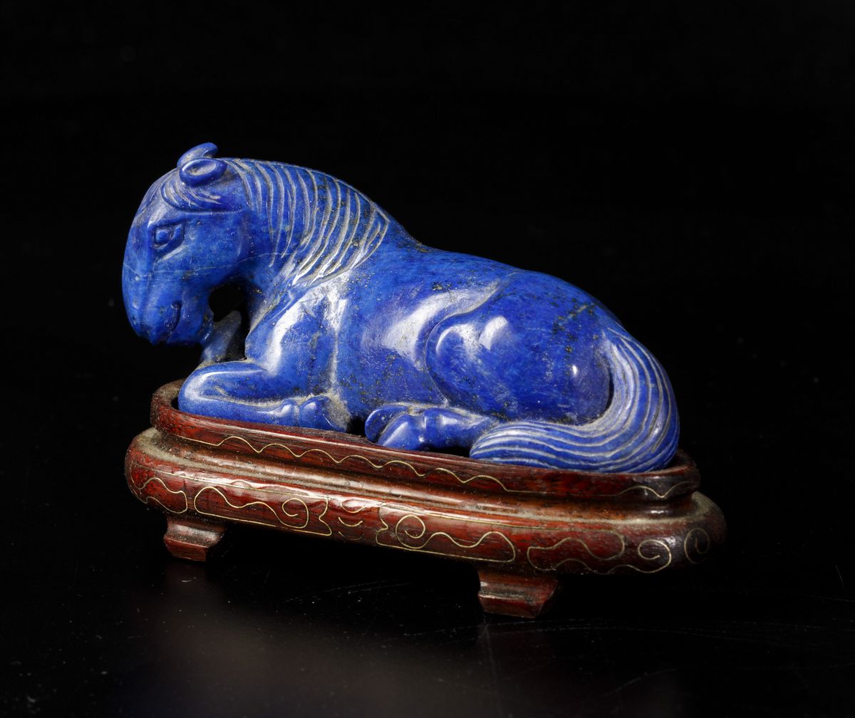 Figura di Cavallo Accovacciato Scolpita in Lapislazzulo, Cina, Dinastia Qing, XIX Secolo