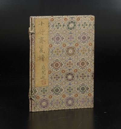 Coppia di Libri Entro Custodia Contenenti Dipinti su Carta a Soggetto Naturalistico, Cina, Dinast...