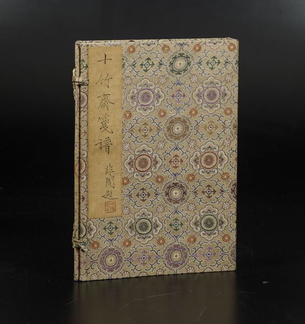 Coppia di libri entro custodia contenenti dipinti su carta a soggetto naturalistico, Cina, Dinastia Qing, XIX secolo