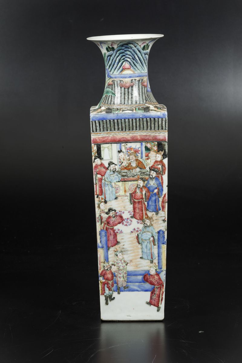 Vaso a Sezione Quadrata in Porcellana Famiglia Rosa con Scene di Vita di Corte, Cina, Dinastia Qi...