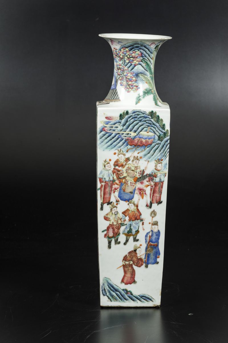 Vaso a Sezione Quadrata in Porcellana Famiglia Rosa con Scene di Vita di Corte, Cina, Dinastia Qi...