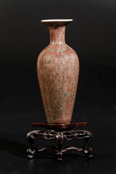 Piccolo Vaso in Porcellana a Smalto Rosso Ferro con Striature Color Verde, Cina, Dinastia Qing, X...