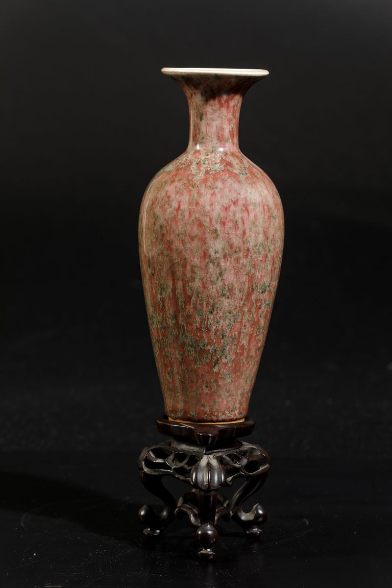 Piccolo Vaso in Porcellana a Smalto Rosso Ferro con Striature Color Verde, Cina, Dinastia Qing, X...