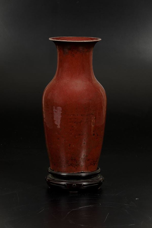 Vaso in porcellana monocroma color sangue d bue, Cina, Dinastia Qing, epoca Guangxu (1875-1908)