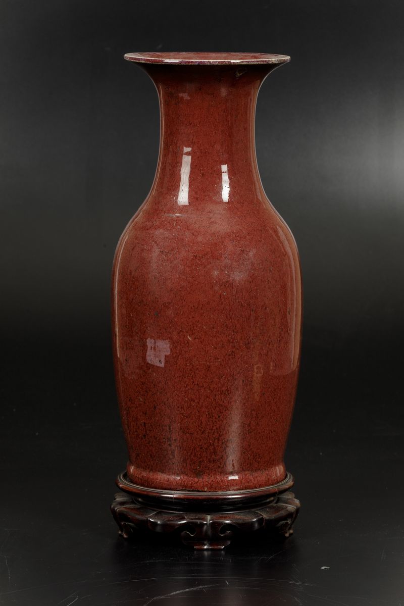 Vaso in Porcellana Monocroma Color Sangue D Bue, Cina, Dinastia Qing, Epoca Guangxu (1875-1908)