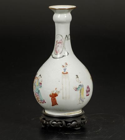 Vaso a Bottiglia in Porcellana Famiglia Rosa con Personaggi e Raffigurazioni di Paesaggio Entro R...