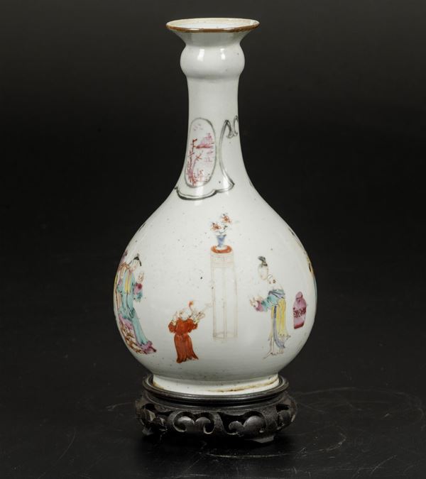 Vaso a bottiglia in porcellana Famiglia Rosa con personaggi e raffigurazioni di paesaggio entro riserve, Cina, Dinastia Qing, XIX secolo