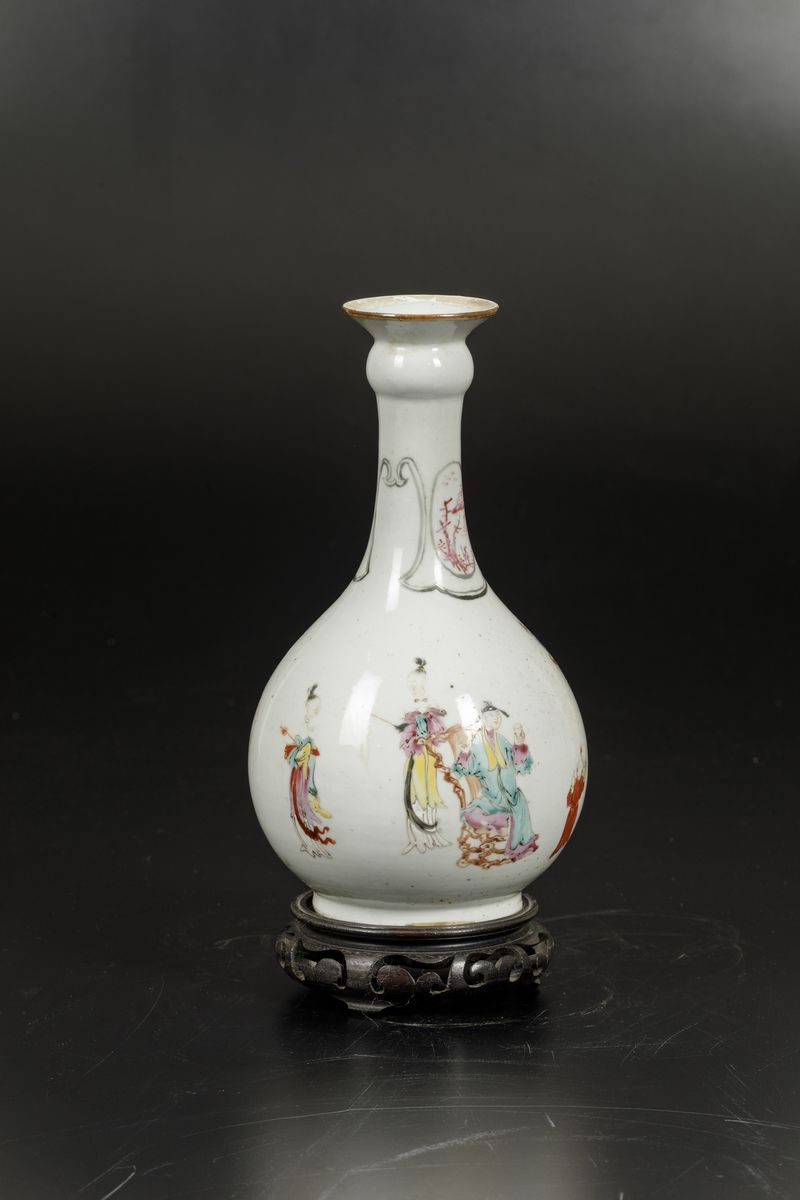 Vaso a Bottiglia in Porcellana Famiglia Rosa con Personaggi e Raffigurazioni di Paesaggio Entro R...
