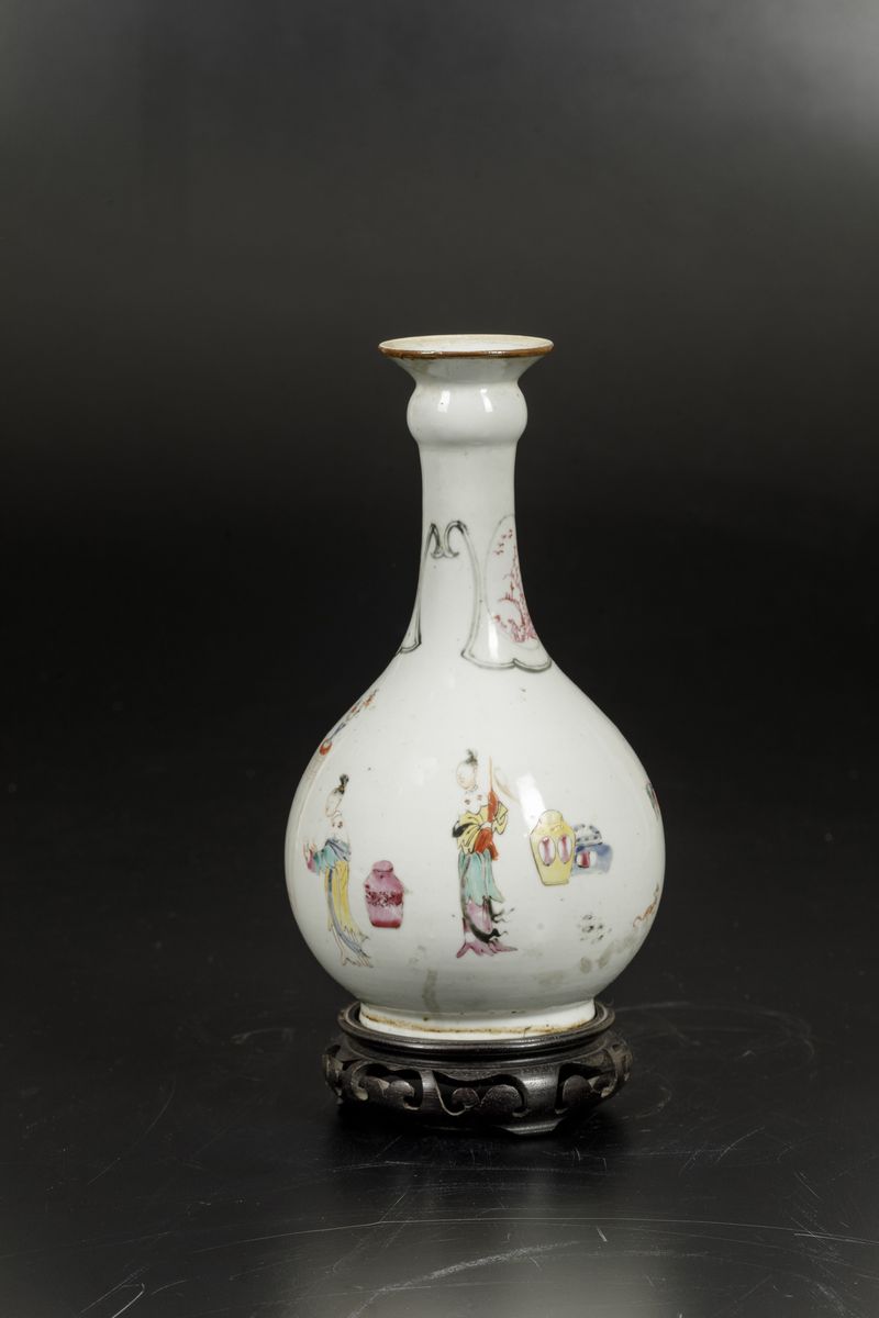 Vaso a Bottiglia in Porcellana Famiglia Rosa con Personaggi e Raffigurazioni di Paesaggio Entro R...