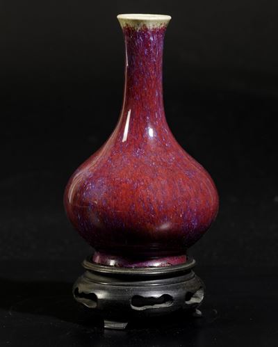 Vaso a Bottiglia in Porcellana Flambè sui Toni del Sangue di Bue e del Viola, Cina, Dinastia Qing...