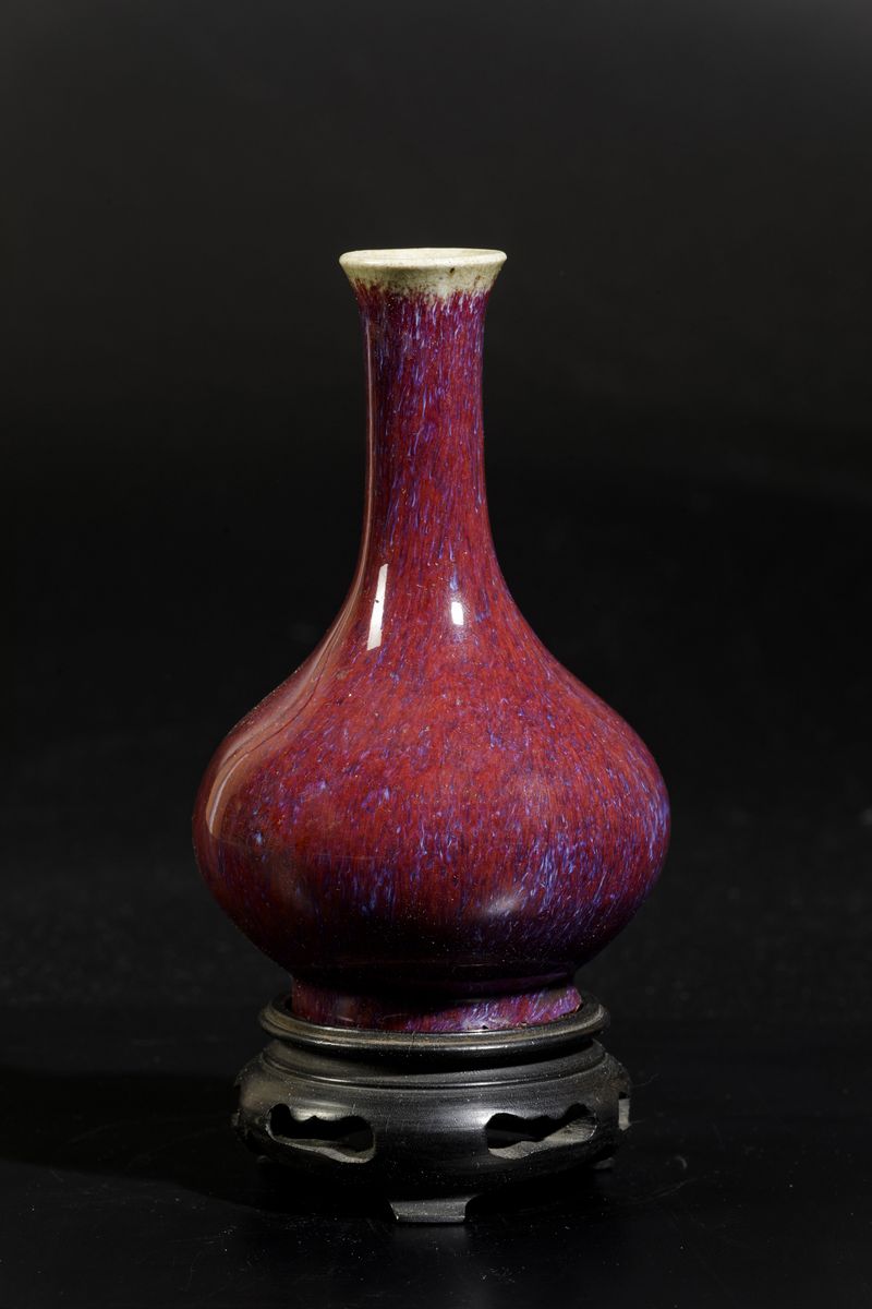 Vaso a Bottiglia in Porcellana Flambè sui Toni del Sangue di Bue e del Viola, Cina, Dinastia Qing...