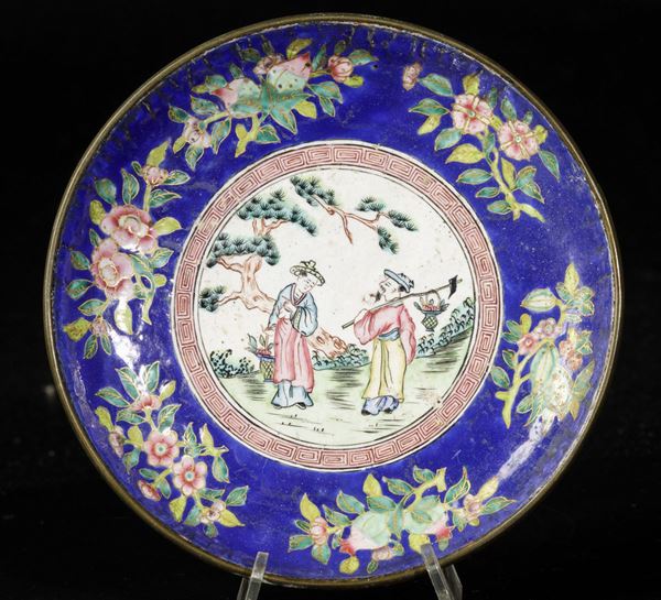 Piccolo piatto in smalto con scena di vita comune e decori floreali, Cina, Dinastia Qing, XIX secolo