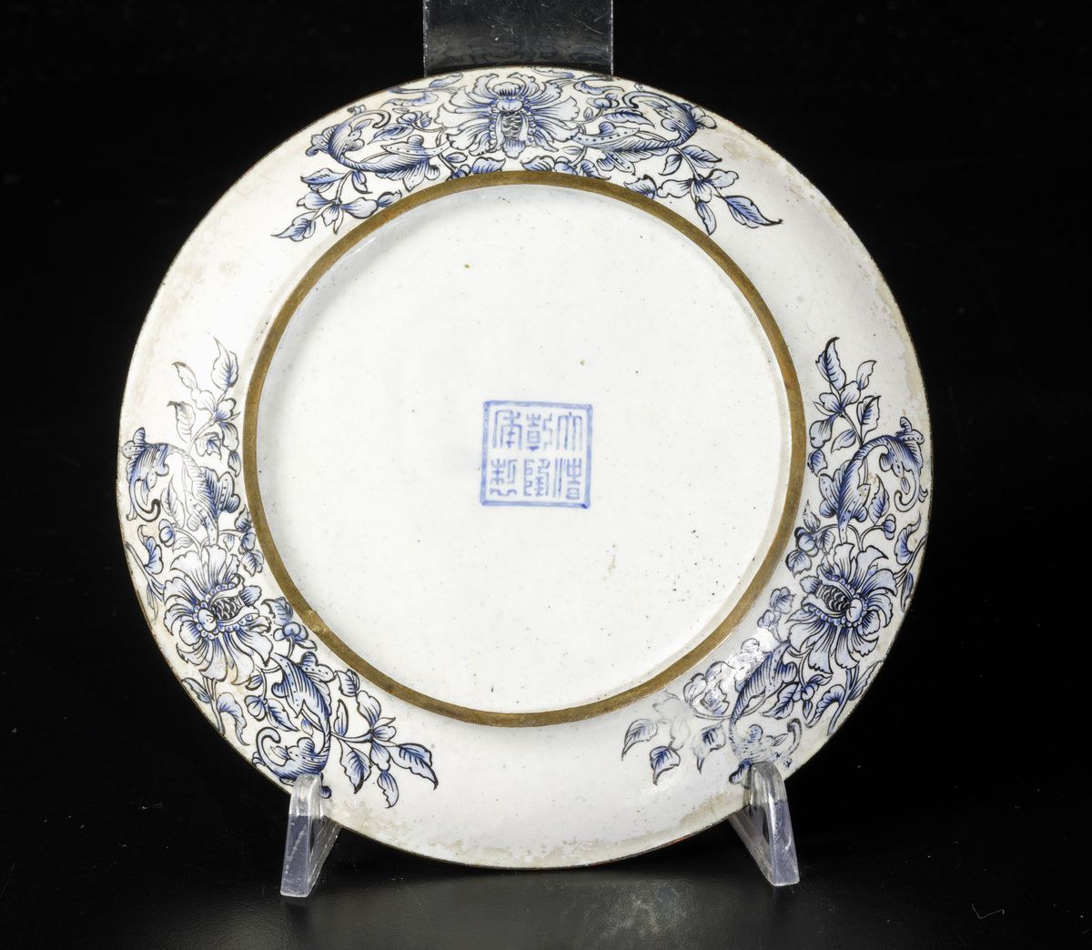 Piccolo Piatto in Smalto con Scena di Vita Comune e Decori Floreali, Cina, Dinastia Qing, XIX Sec...