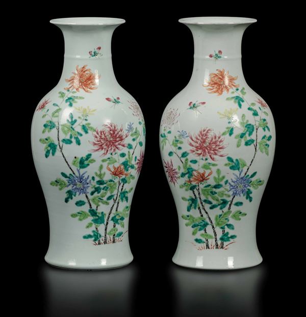 Coppia di vasi in porcellana a smalti policromi con peonie in fiore e farfalle, Cina, Dinastia Qing, XIX secolo