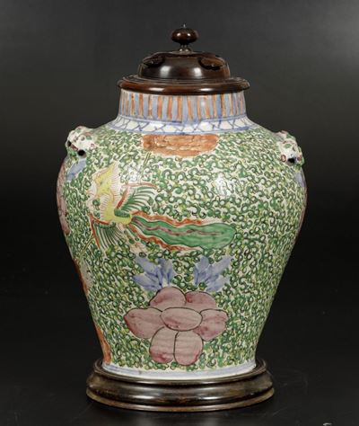 Vaso con Coperchio in Porcellana Famiglia Verde con Figure di Fenici, Decori Floreali e Mascheron...