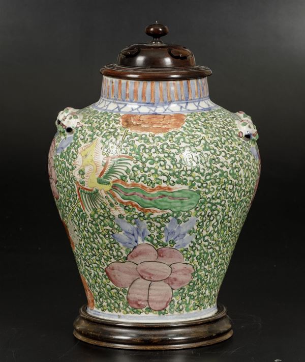 Vaso con coperchio in porcellana Famiglia Verde con figure di fenici, decori floreali e mascheroni,  [..]