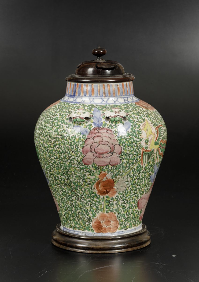 Vaso con Coperchio in Porcellana Famiglia Verde con Figure di Fenici, Decori Floreali e Mascheron...