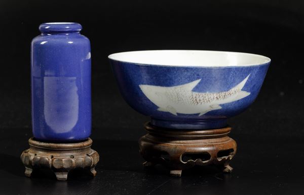 Lotto composto da ciotola con figura di pesce, vasetto cilindrico e jar senza coperchio in porcellana, Cina, Dinastia Qing, epoca Kangxi (1662-1722)