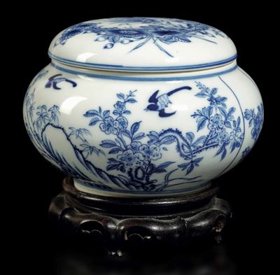 Scatola Circolare in Porcellana Bianca e Blu con Scena Naturalistica e Decori Floreali, Cina, Din...