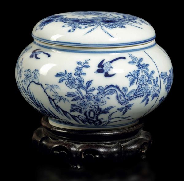 Scatola circolare in porcellana bianca e blu con scena naturalistica e decori floreali, Cina, Dinastia Qing, XIX secolo