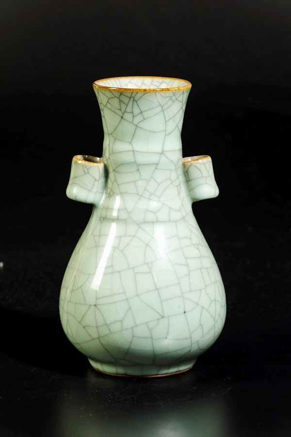 Vaso a doppia ansa in porcellana Guan, Cina, XX secolo