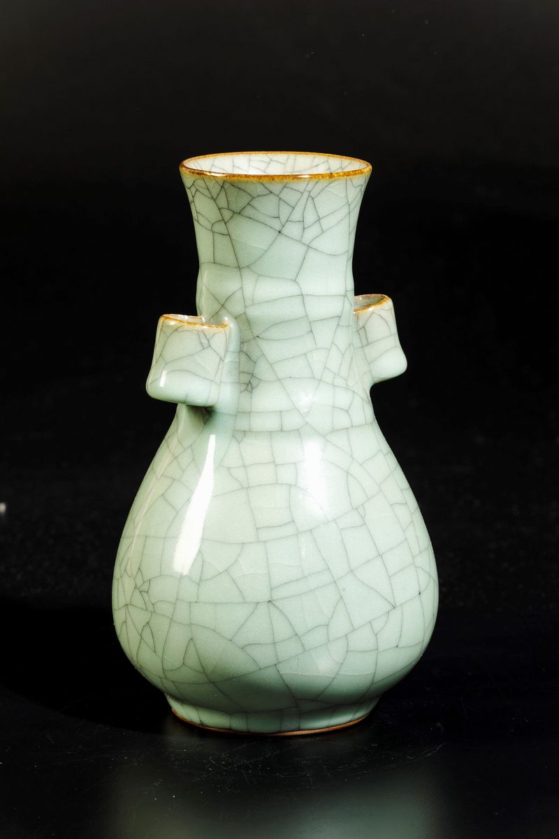 Vaso a Doppia Ansa in Porcellana Guan, Cina, XX Secolo