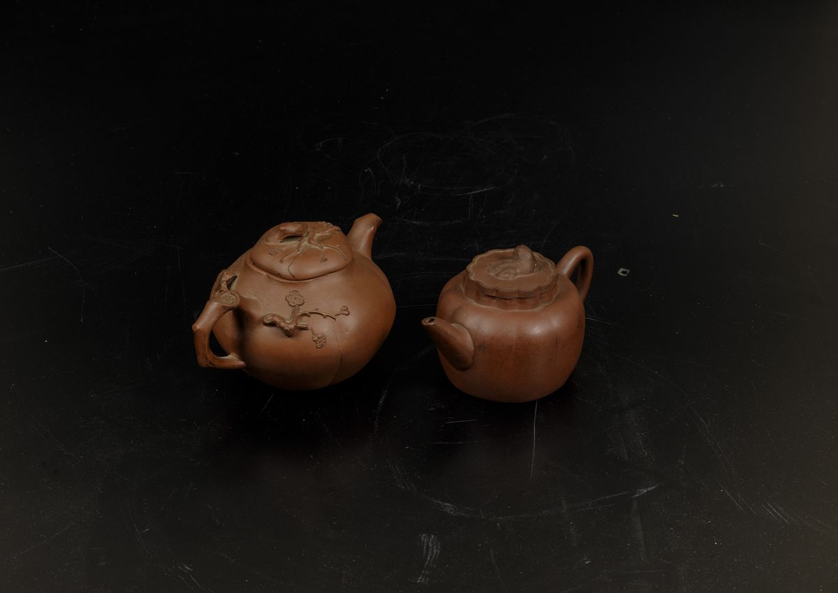 Due Teiere in Porcellana Yixing con Elementi a Rilievo, Cina, Dinastia Qing, XIX Secolo