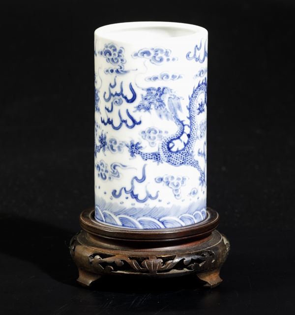 Sciacquapennelli cilindrico in porcellana bianca e blu con decoro a draghi tra le nuvole, Cina, Dinastia Qing, epoca Qianlong (1736-1796)