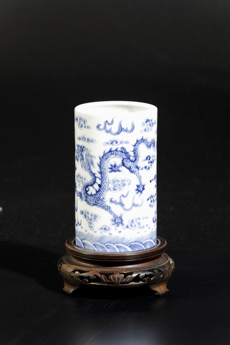 Sciacquapennelli Cilindrico in Porcellana Bianca e Blu con Decoro a Draghi tra le Nuvole, Cina, D...