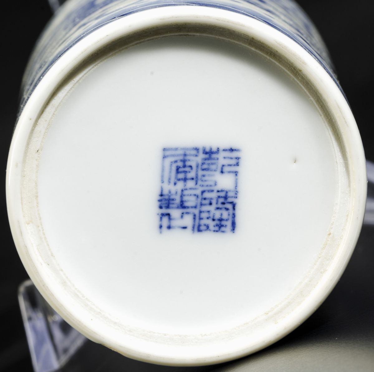 Sciacquapennelli Cilindrico in Porcellana Bianca e Blu con Decoro a Draghi tra le Nuvole, Cina, D...
