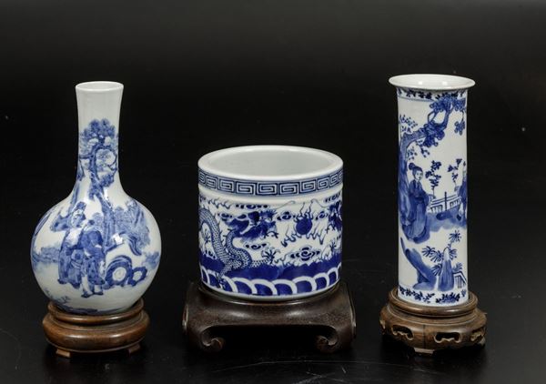 Lotto composto da piccola bottiglia, vaso cilindrico e sciacquapennelli in porcellana bianca e blu, Cina, Dinastia Qing, XIX secolo