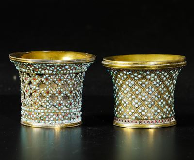 Coppia di Piccole Coppe in Bronzo Dorato con Innesti in Turchese e Pietre Dure, Turchia, XIX Seco...